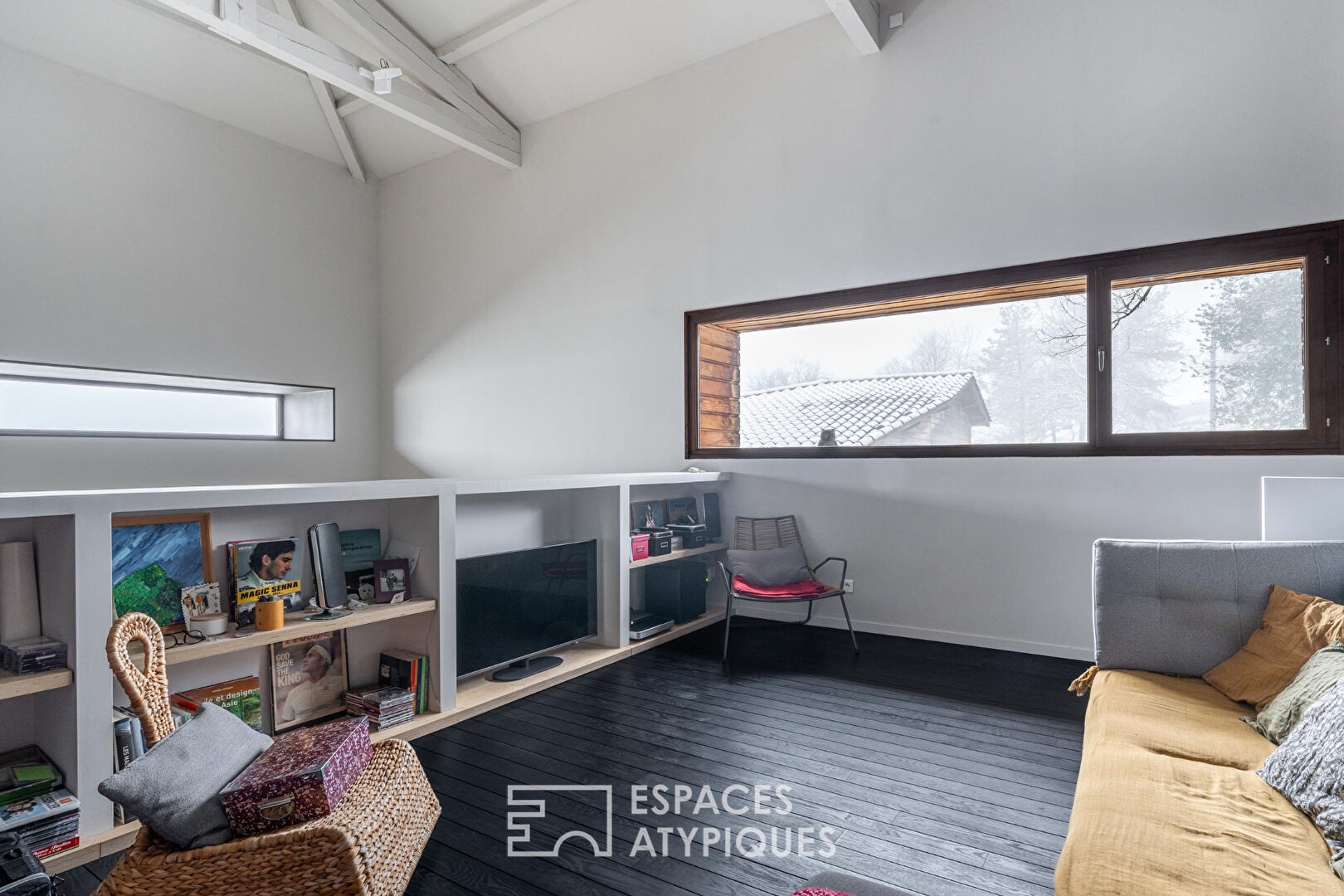 Architect-renovated building in a quiet location with unobstructed views