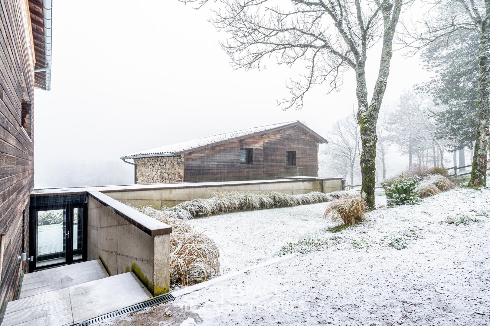 Architect-renovated building in a quiet location with unobstructed views