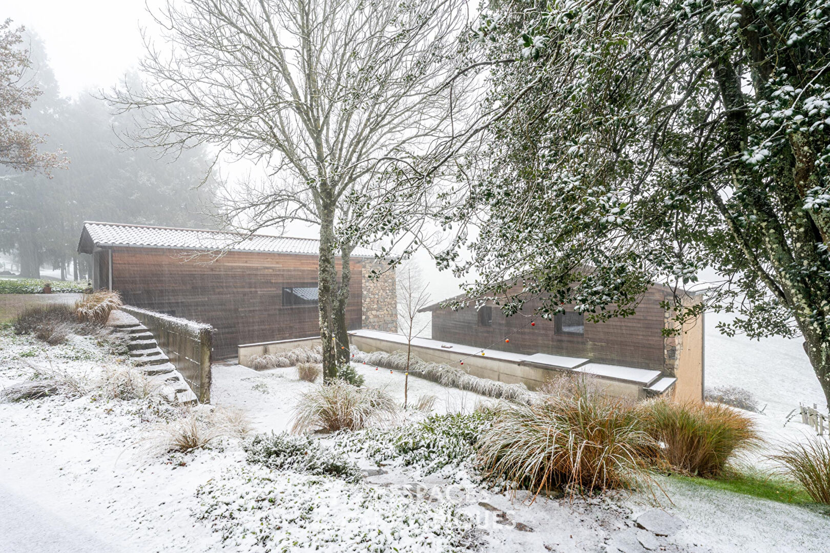 Architect-renovated building in a quiet location with unobstructed views