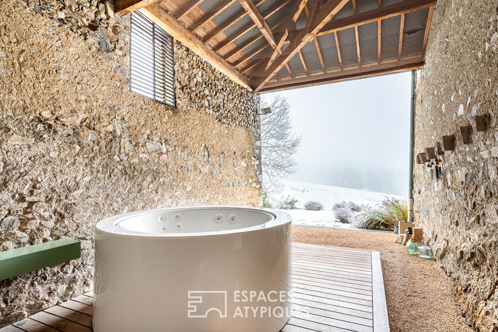 Architect-renovated building in a quiet location with unobstructed views