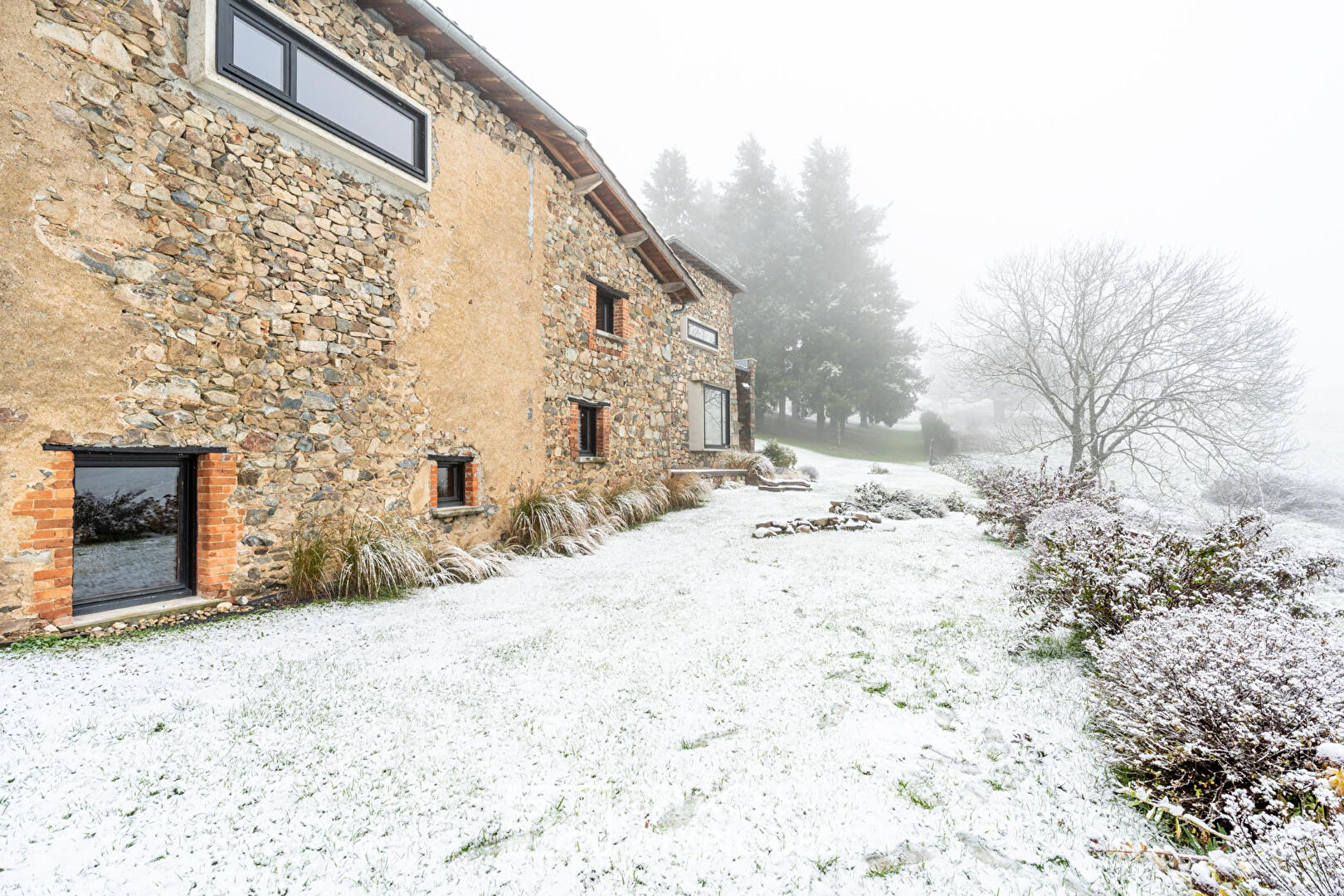 Architect-renovated building in a quiet location with unobstructed views