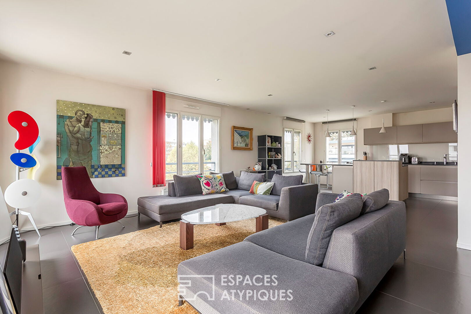 Appartement rénové au dernier étage avec terrasse