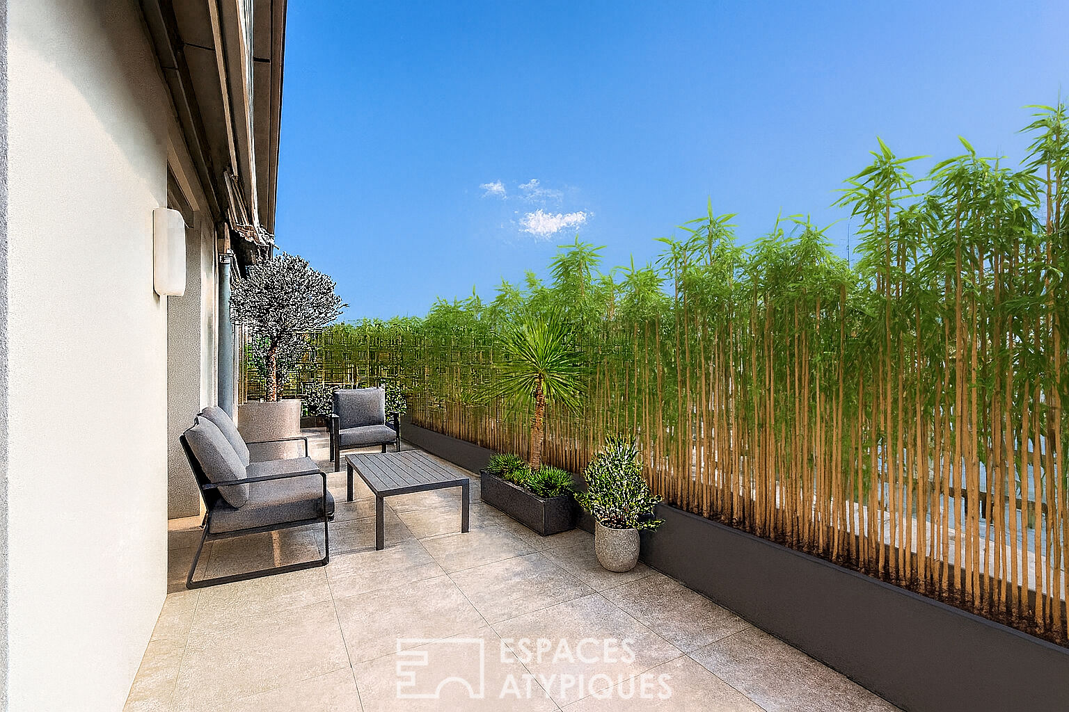 Appartement rénové au dernier étage avec terrasse