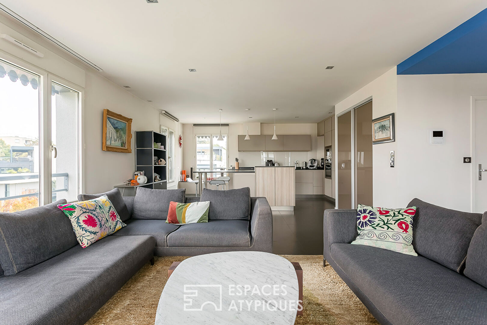 Appartement rénové au dernier étage avec terrasse