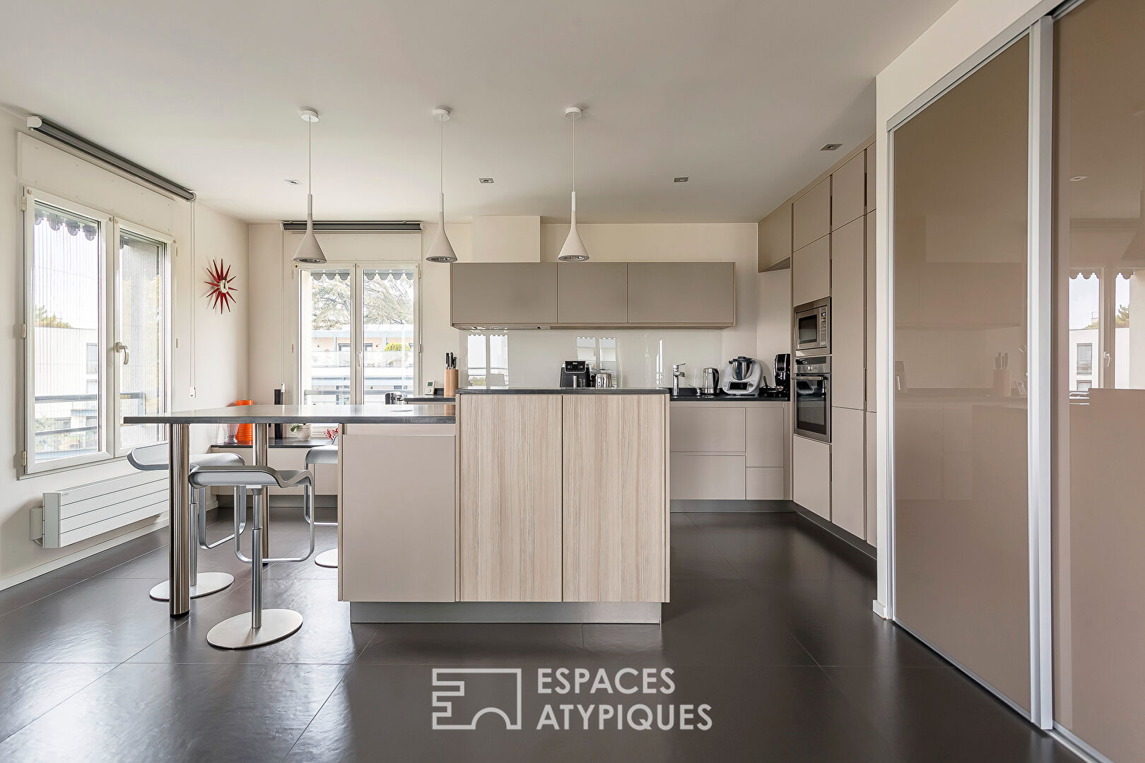 Appartement rénové au dernier étage avec terrasse