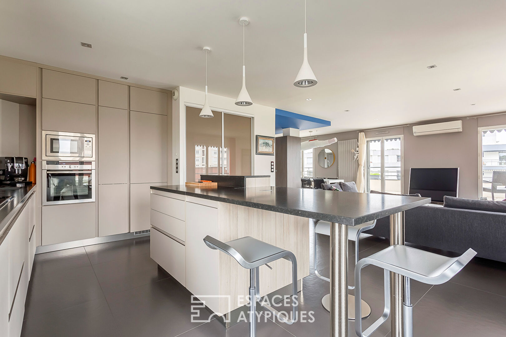 Appartement rénové au dernier étage avec terrasse