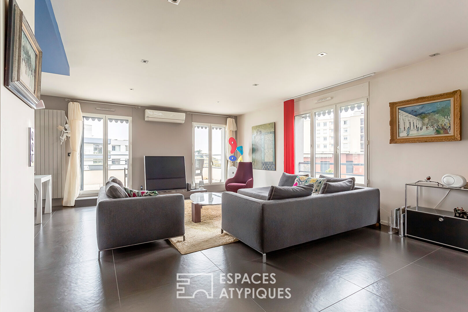 Appartement rénové au dernier étage avec terrasse