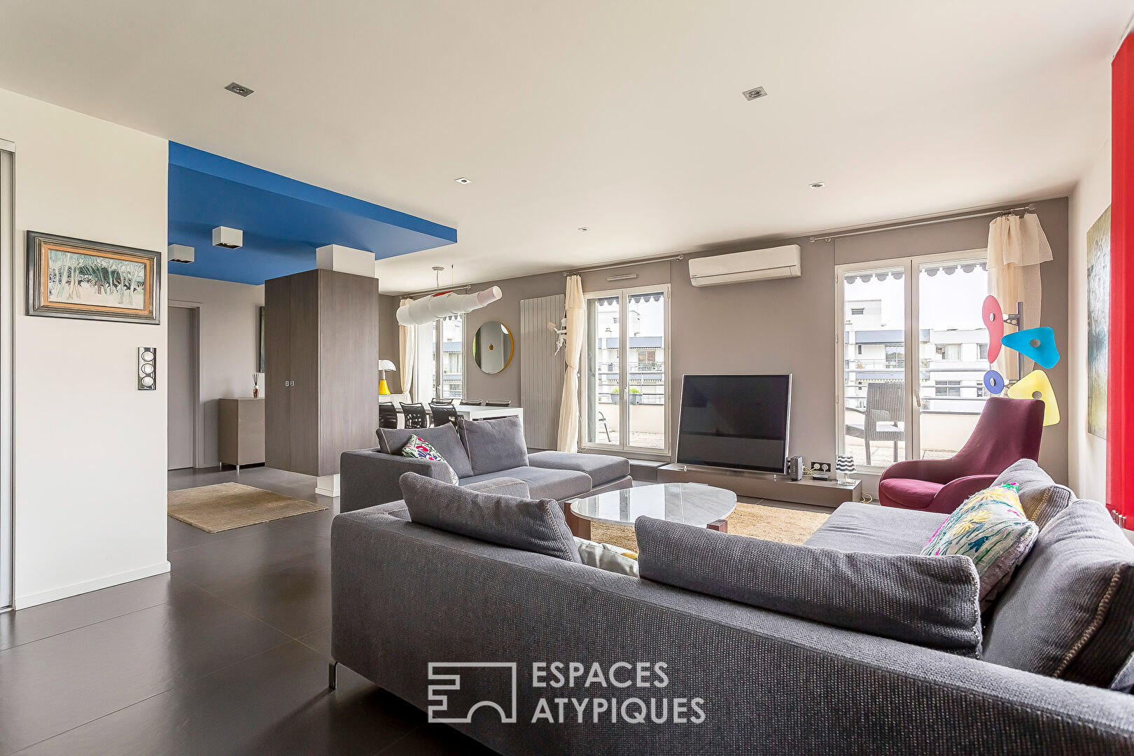 Appartement rénové au dernier étage avec terrasse