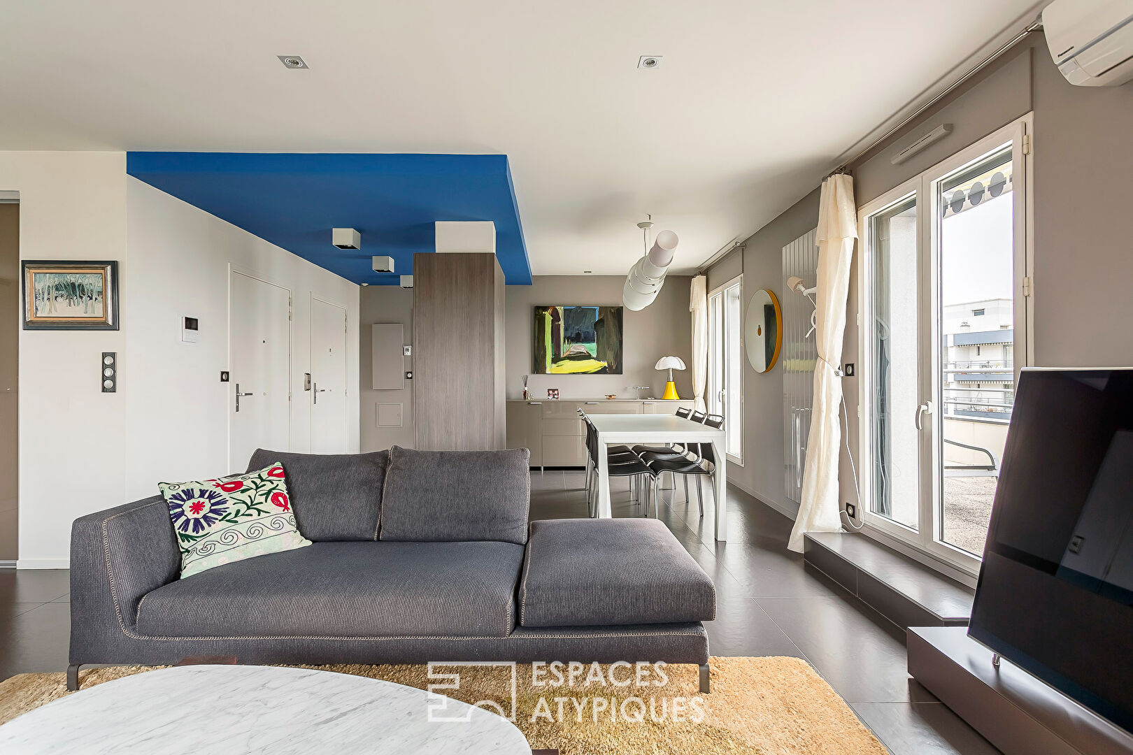 Appartement rénové au dernier étage avec terrasse