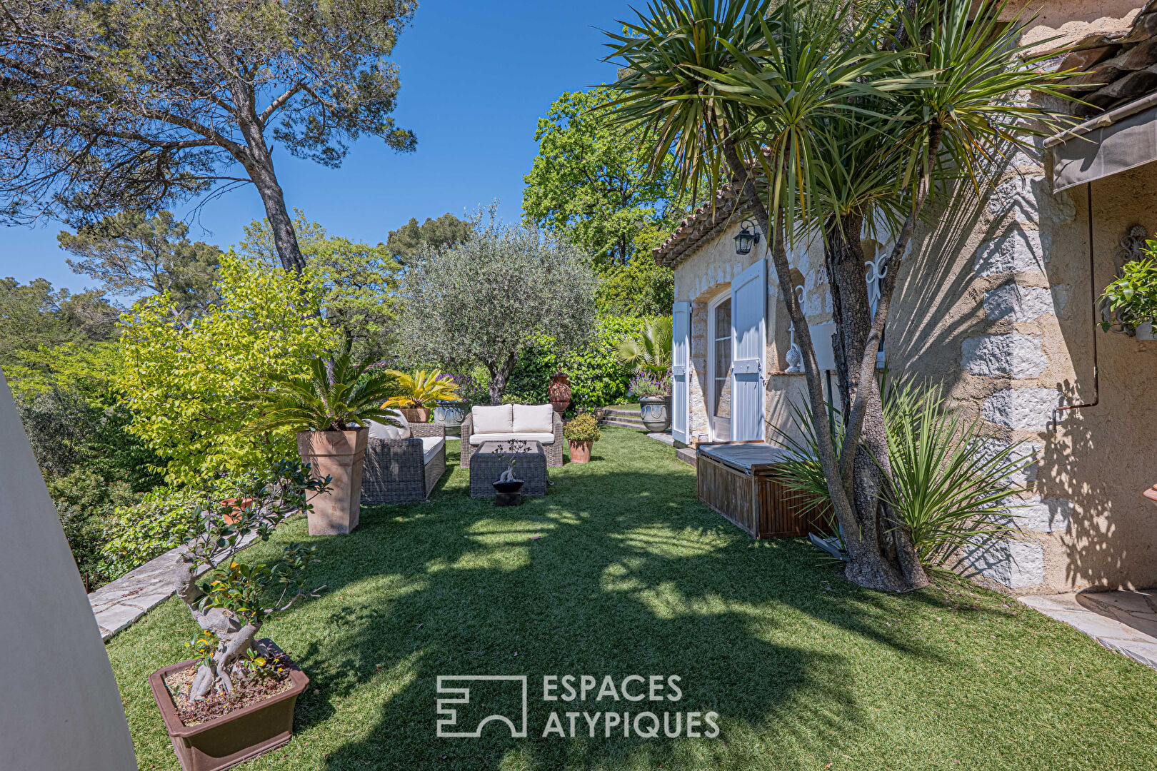 Maison d&rsquo;architecte pleine de charme – LE ROURET