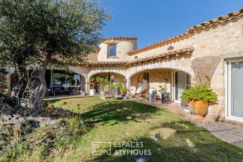 Maison avec architecture singulière et jardin paysager