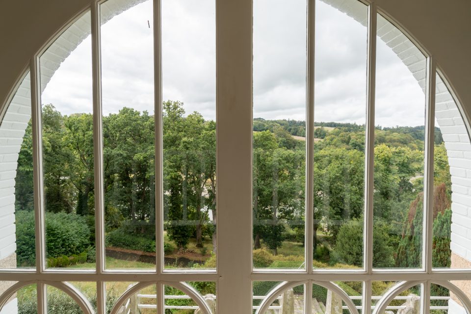 Demeure Art nouveau en baie de Morlaix, fenêtre avec vue sur le parc