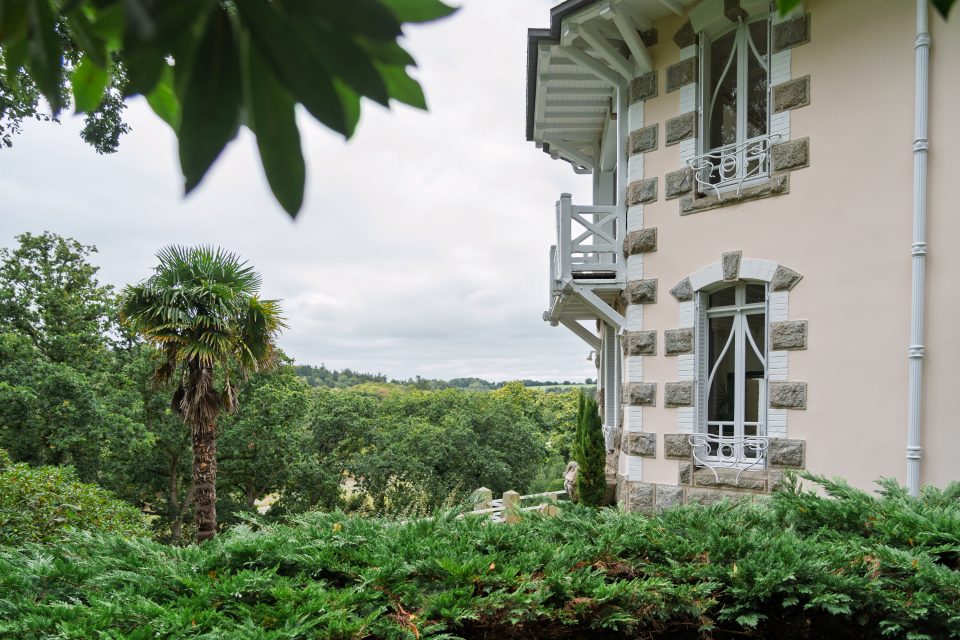 Demeure Art nouveau en baie de Morlaix, vue sur le parc depuis l'extérieur