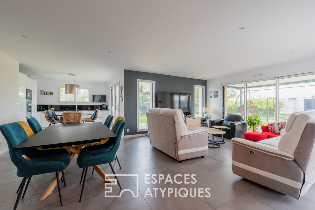 Lumineuse contemporaine familiale et son jardin paysagé