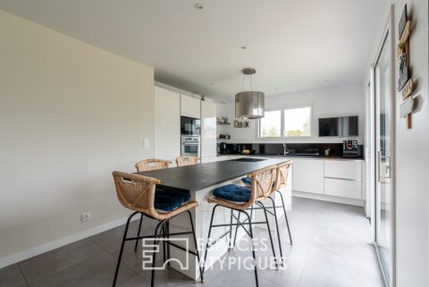 Lumineuse contemporaine familiale et son jardin paysagé