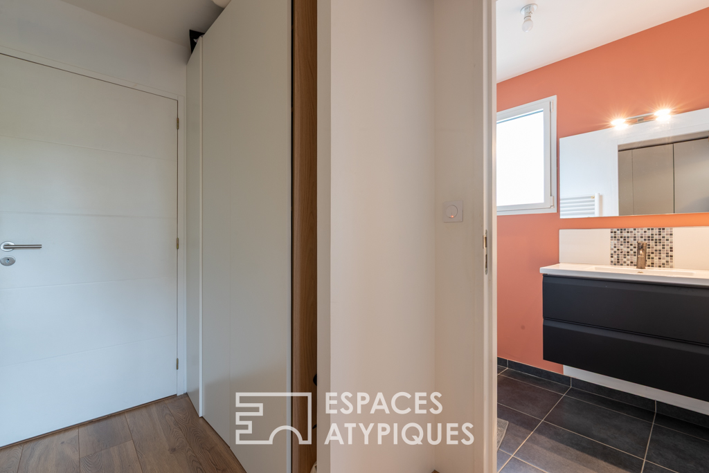 Lumineuse contemporaine familiale et son jardin paysagé