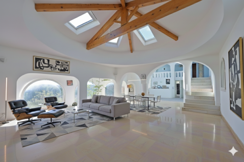 Maison singulière avec jardin et piscine