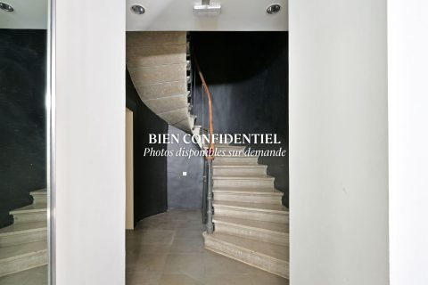 Old offices to be converted into a loft, in Arceaux disctrict