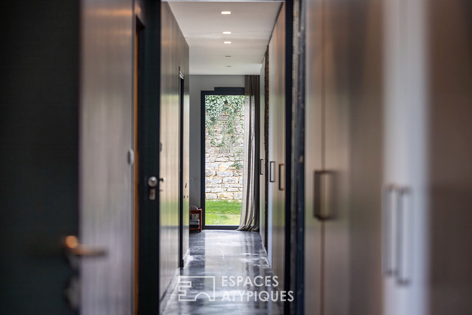 Maison d&rsquo;architecte contemporaine avec parc et piscine