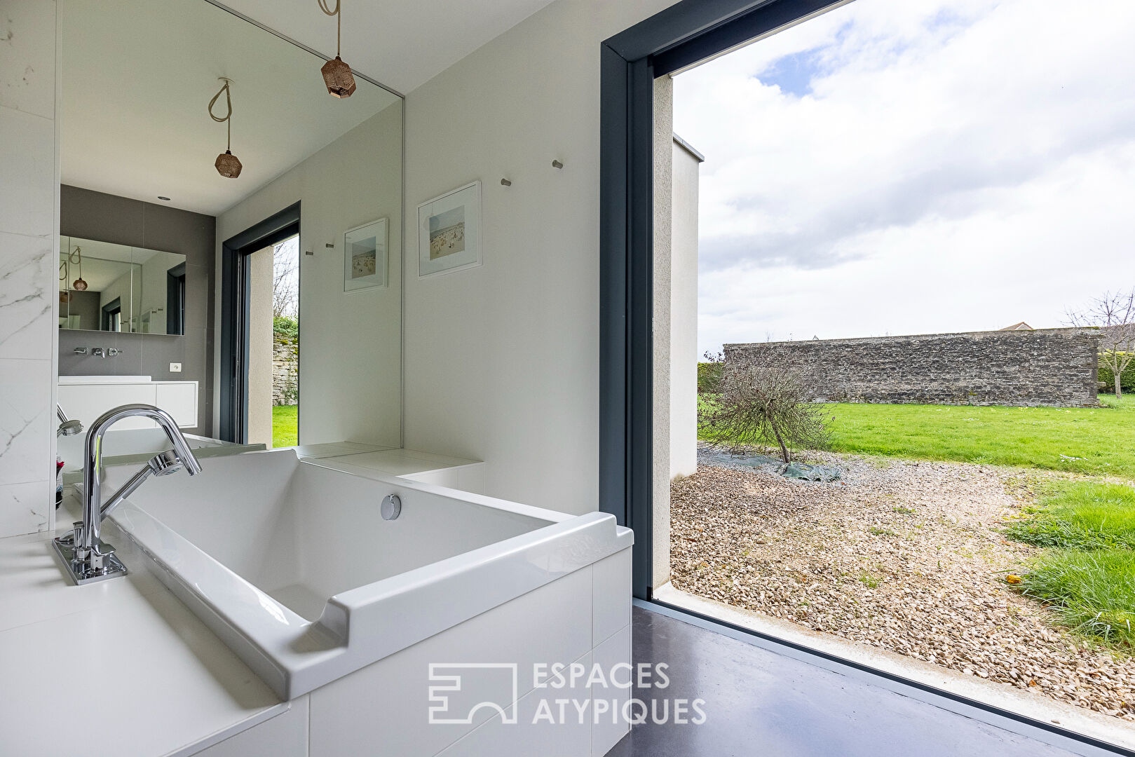 Maison d&rsquo;architecte contemporaine avec parc et piscine