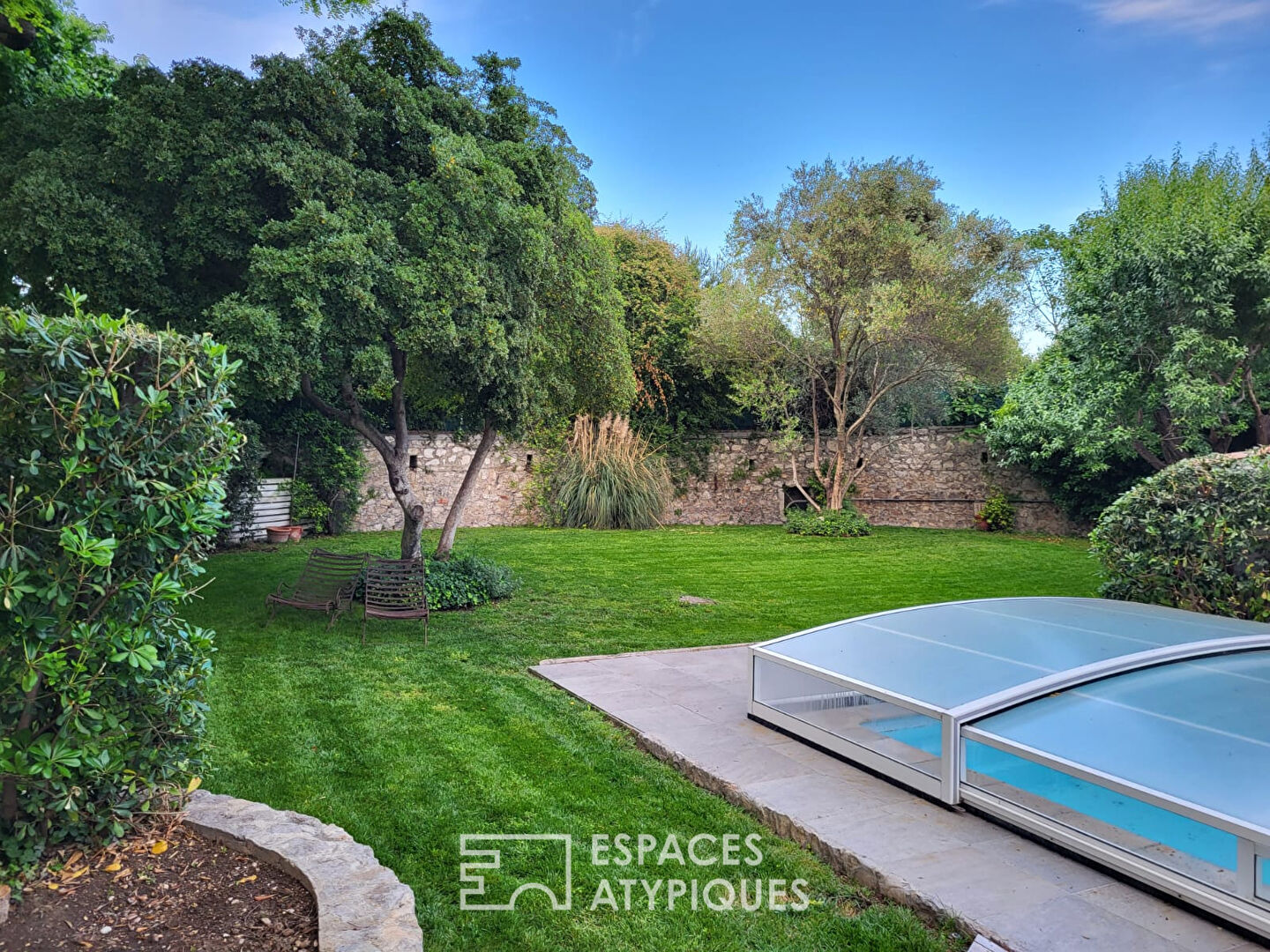 Maison de caractère avec son grand jardin aménagé