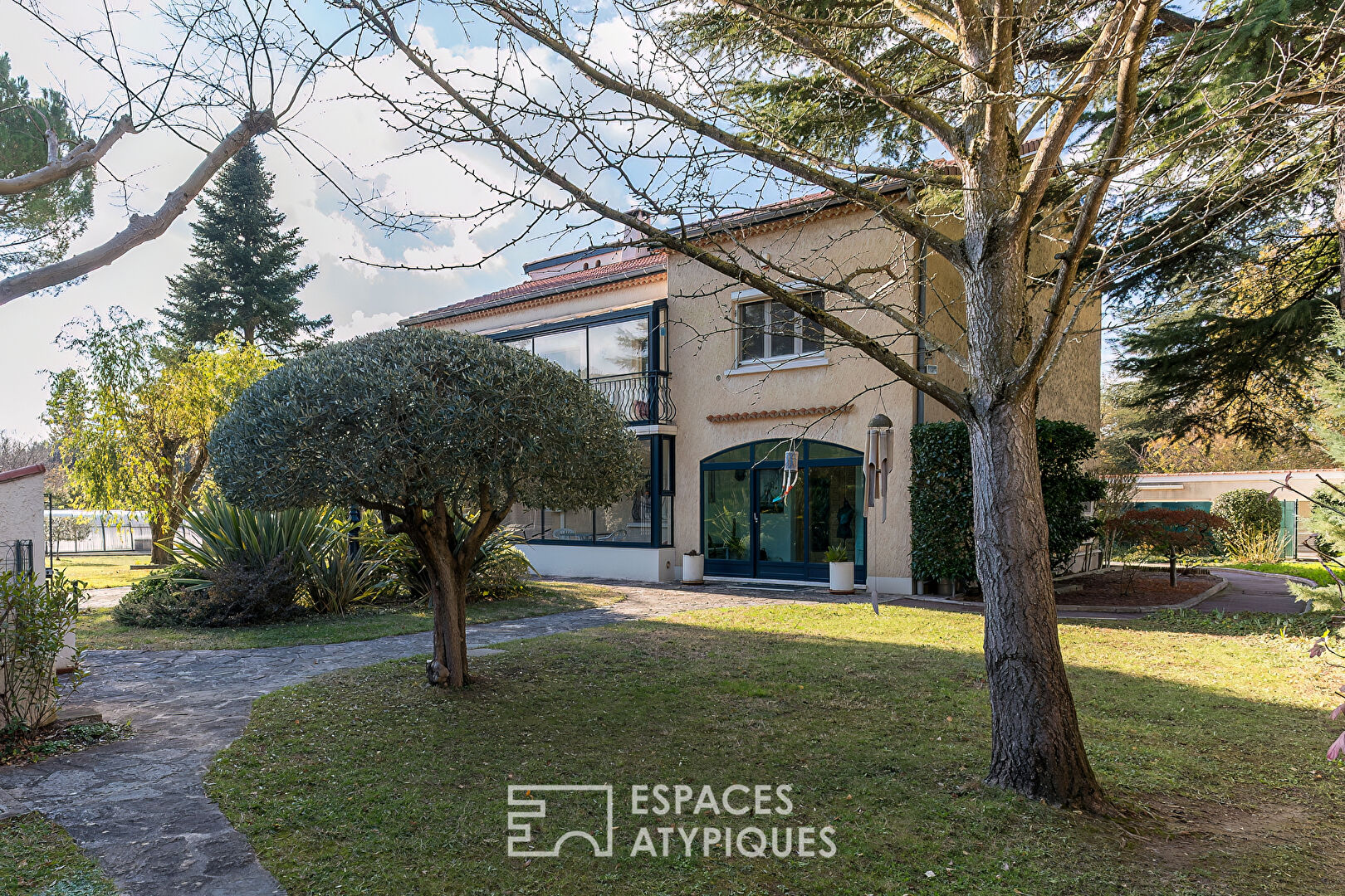 Maison de caractère et dépendances Atypiques dans un parc arboré aux portes de Valence