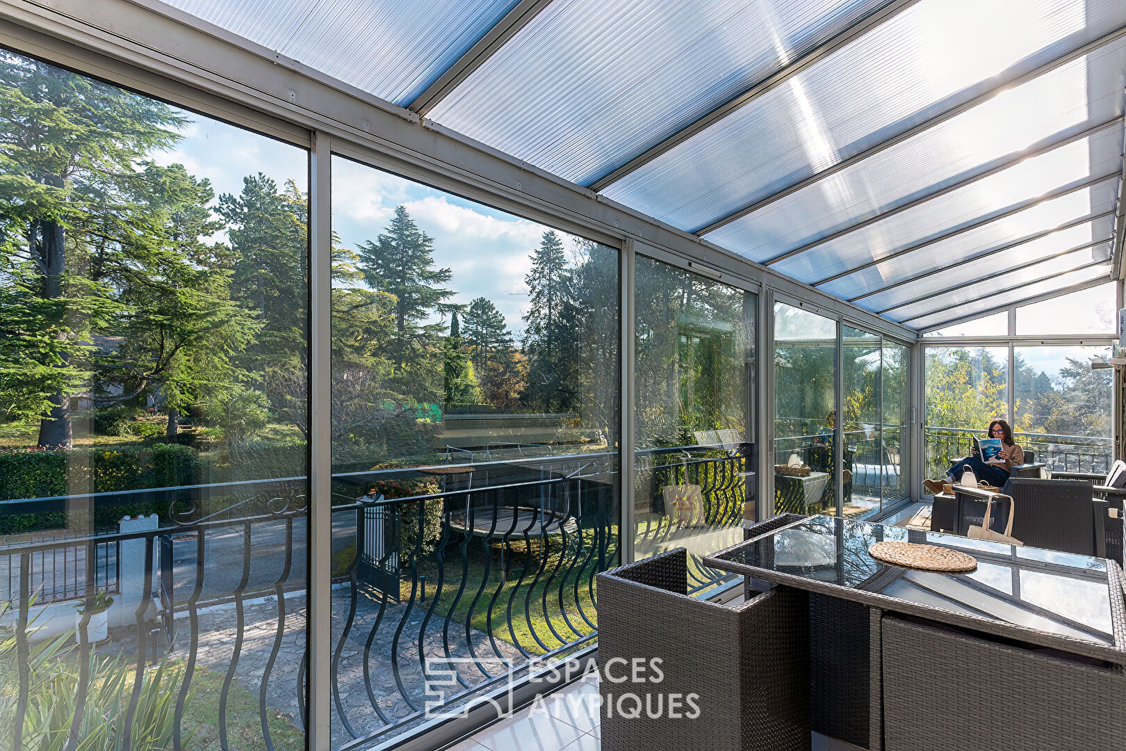 Maison de caractère et dépendances Atypiques dans un parc arboré aux portes de Valence