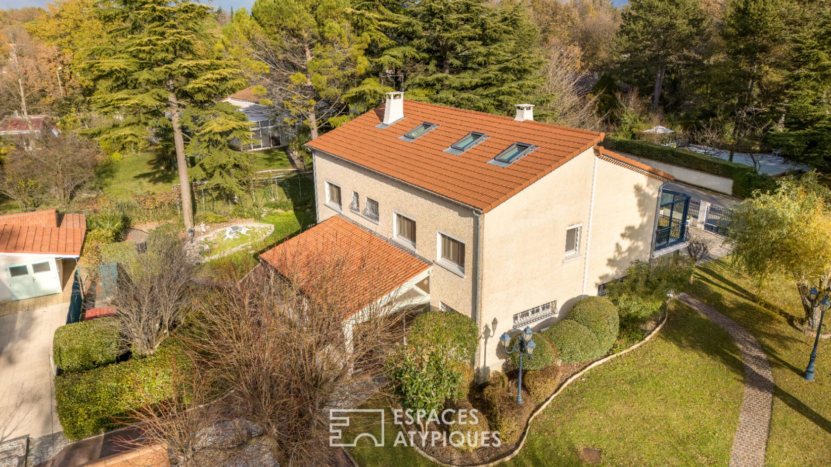 Maison de caractère et dépendances Atypiques dans un parc arboré aux portes de Valence