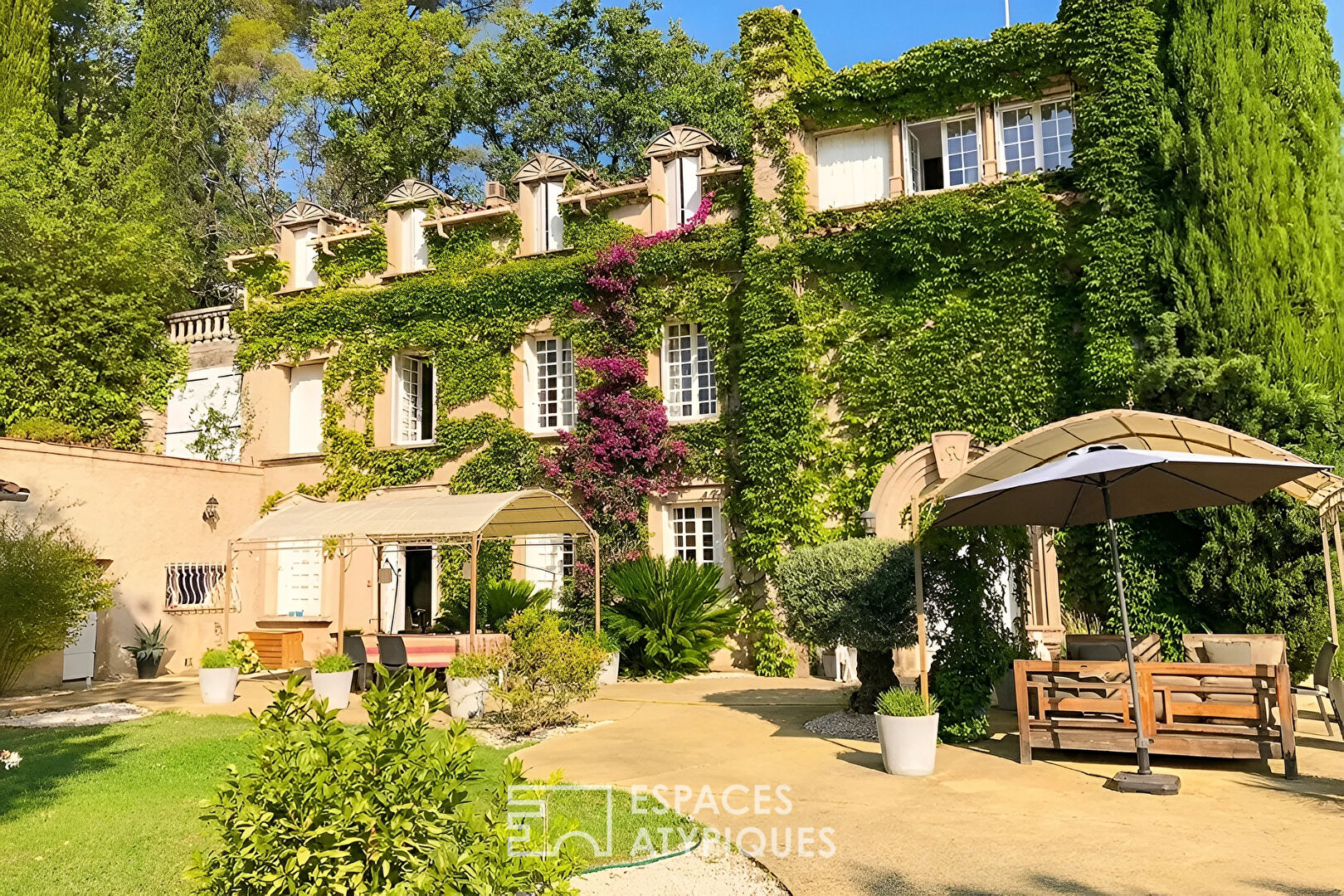 Manoir du 19e siècle et ses dépendances avec vue panoramique