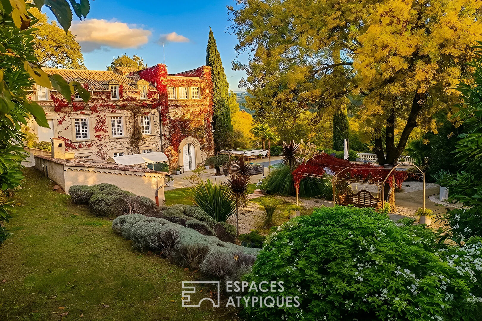 Manoir du 19e siècle et ses dépendances avec vue panoramique