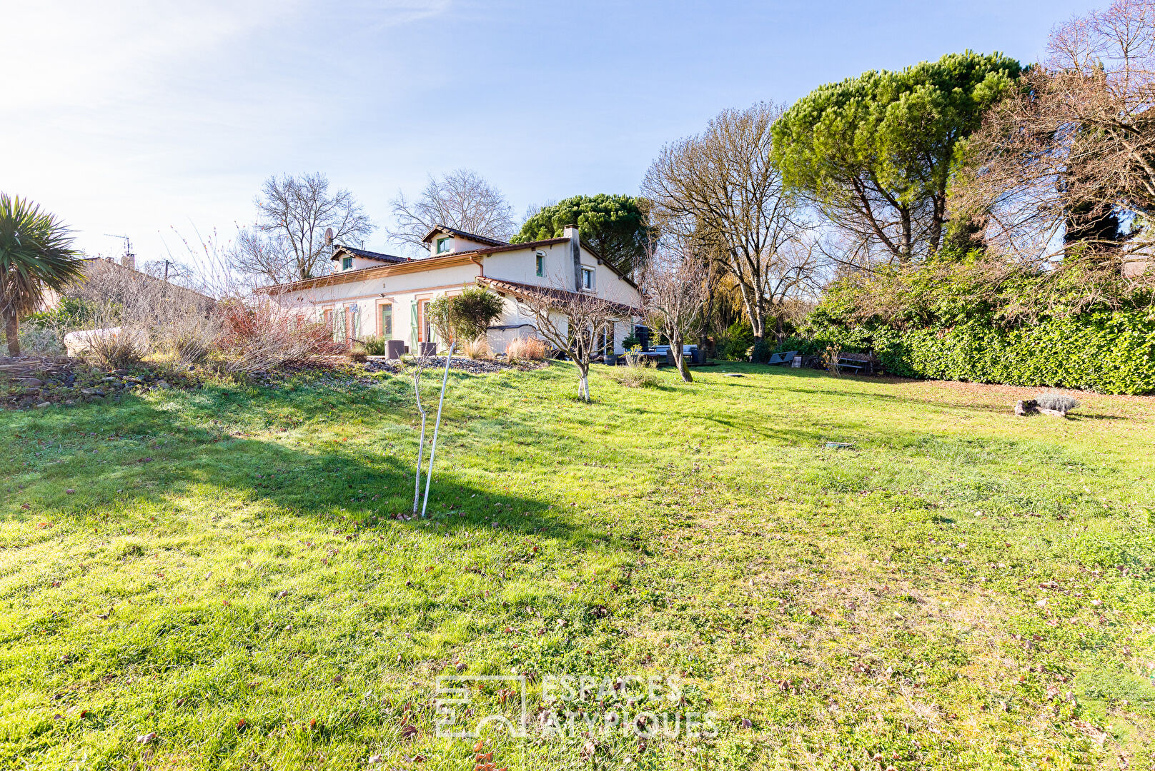 House inspired by the Lauragais region, located in the hills above Lapeyrouse-Fossat