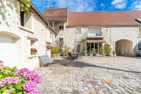 Le corps de ferme rénové avec jardin sans vis-à-vis