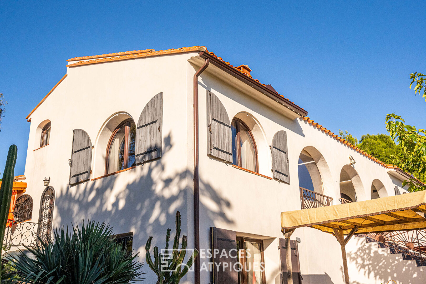 Belle villa à l&rsquo;esprit hacienda méditerranéen, nichée dans son écrin de verdure à deux pas de la mer