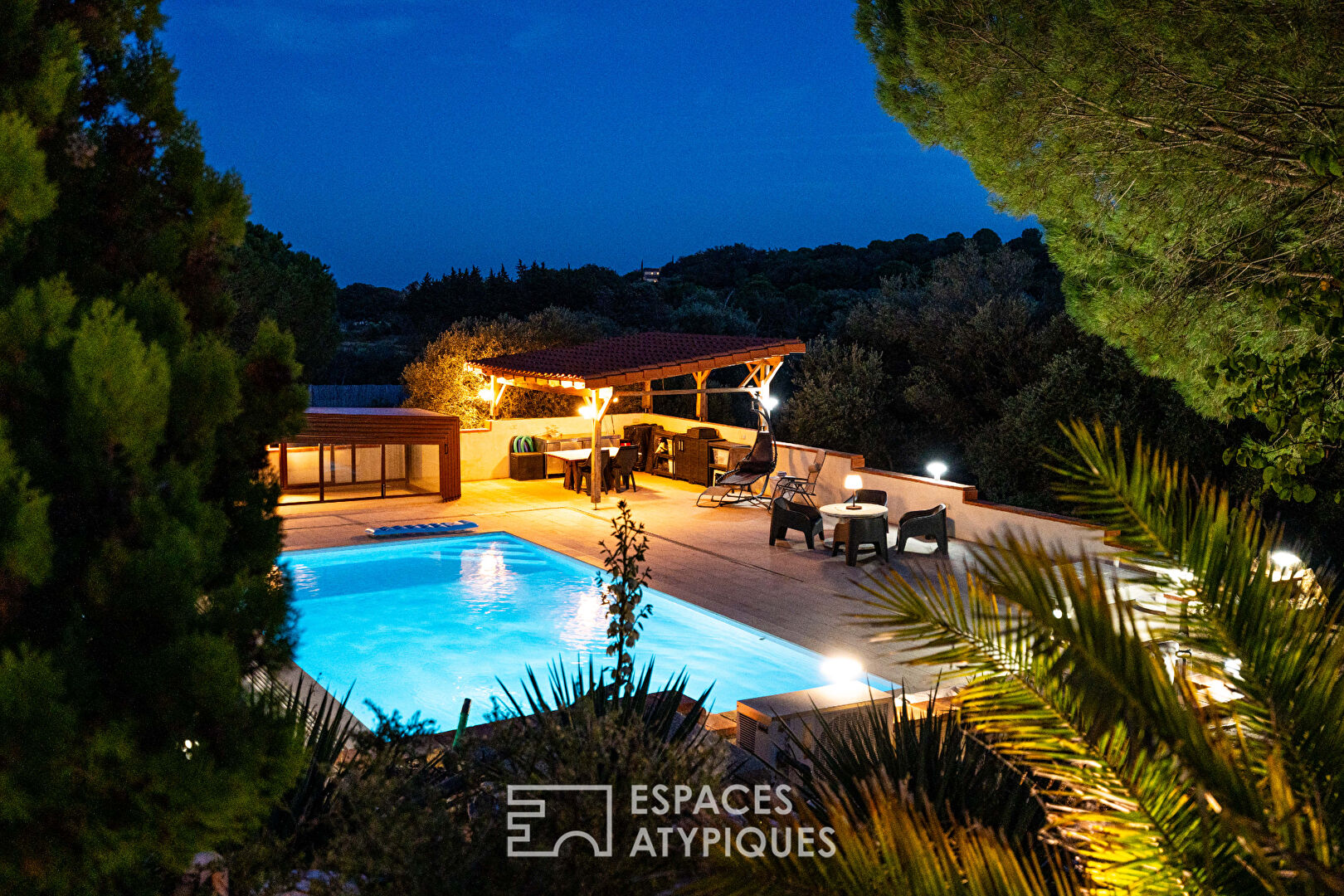 Belle villa à l&rsquo;esprit hacienda méditerranéen, nichée dans son écrin de verdure à deux pas de la mer