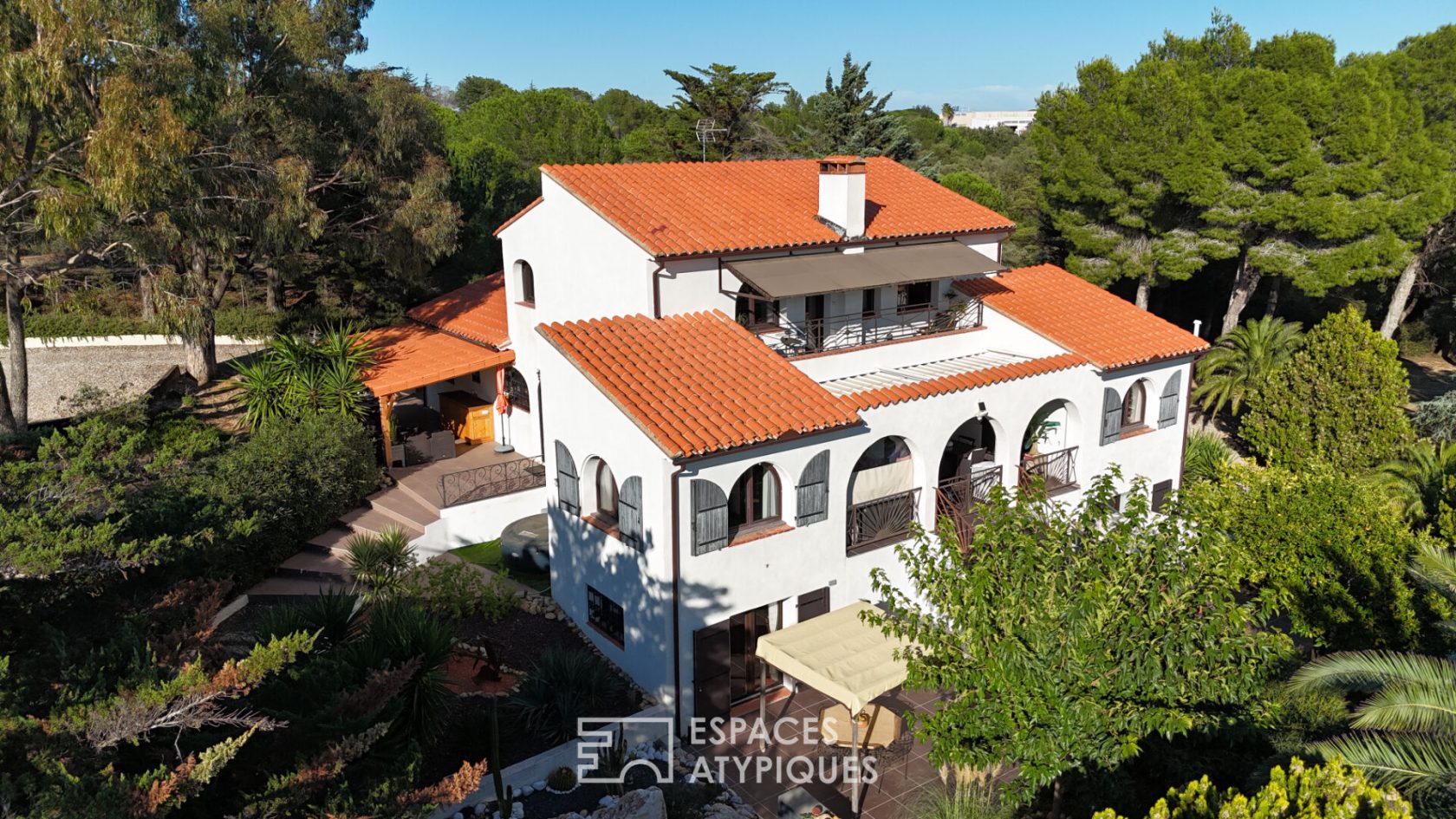 Belle villa à l&rsquo;esprit hacienda méditerranéen, nichée dans son écrin de verdure à deux pas de la mer