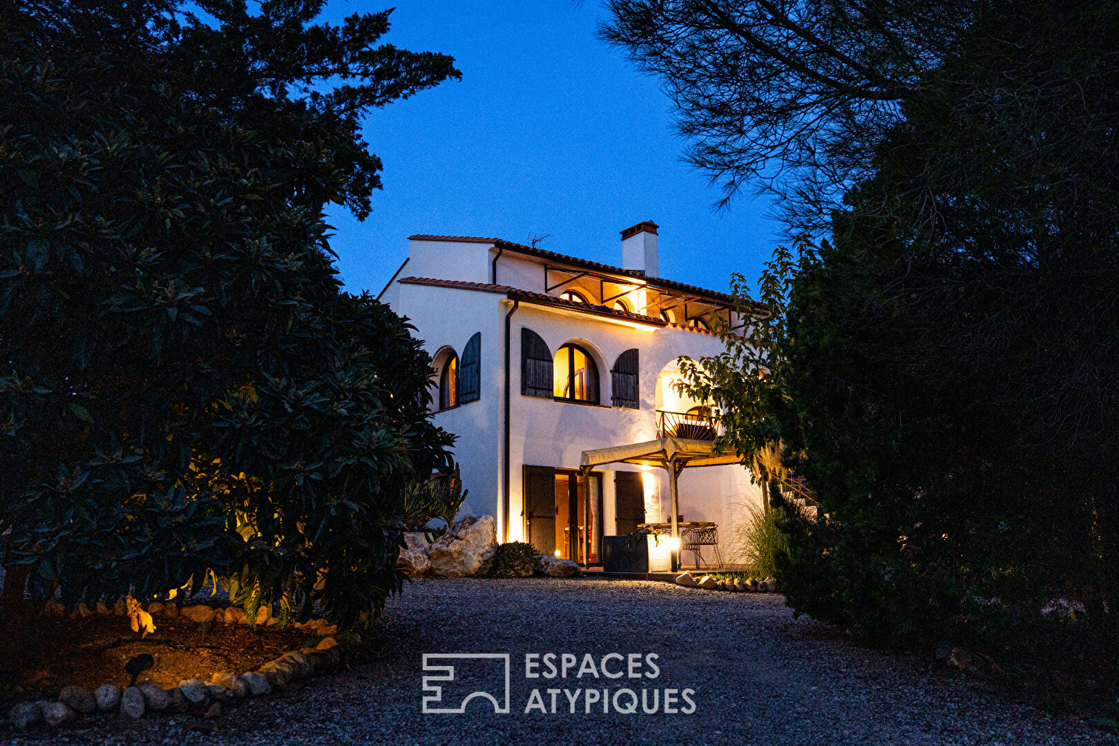 Belle villa à l&rsquo;esprit hacienda méditerranéen, nichée dans son écrin de verdure à deux pas de la mer