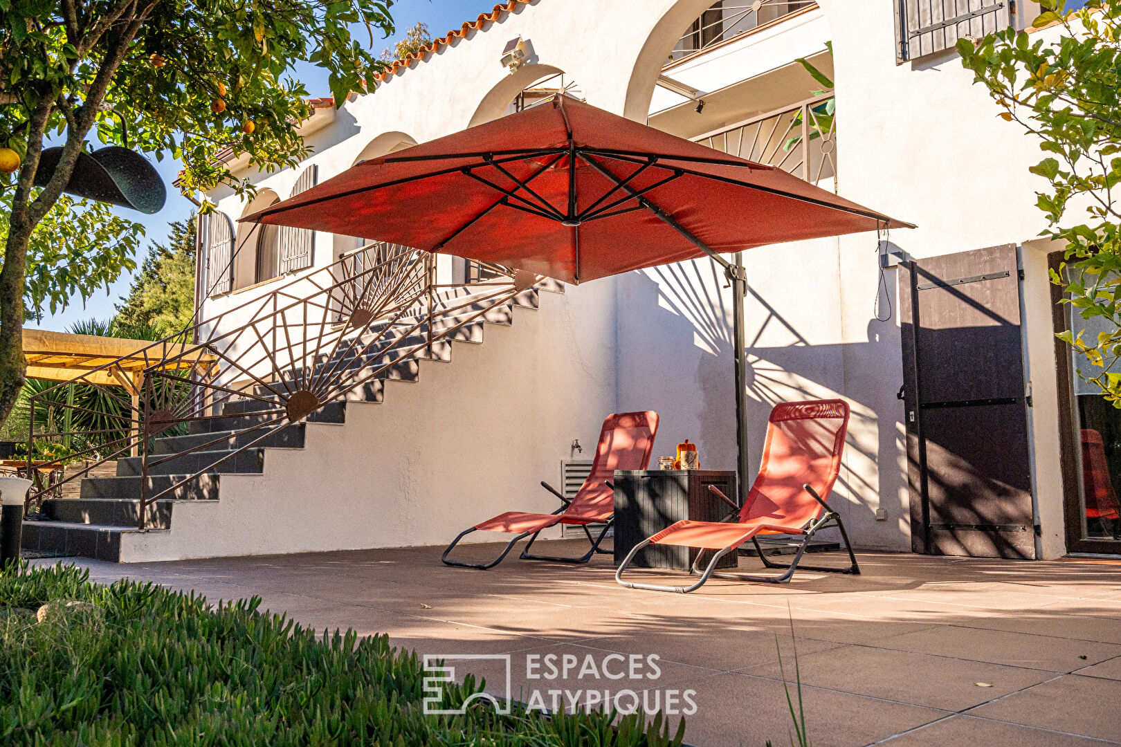 Belle villa à l&rsquo;esprit hacienda méditerranéen, nichée dans son écrin de verdure à deux pas de la mer