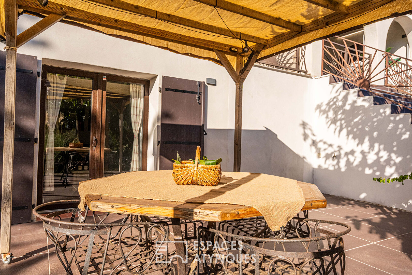 Belle villa à l&rsquo;esprit hacienda méditerranéen, nichée dans son écrin de verdure à deux pas de la mer