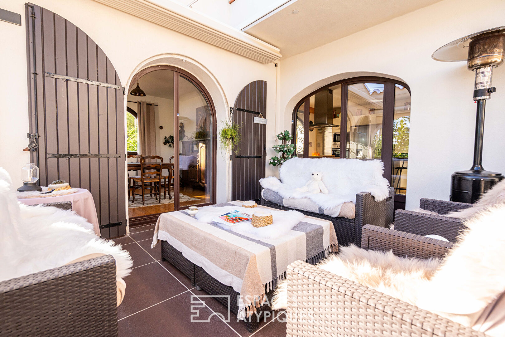 Belle villa à l&rsquo;esprit hacienda méditerranéen, nichée dans son écrin de verdure à deux pas de la mer