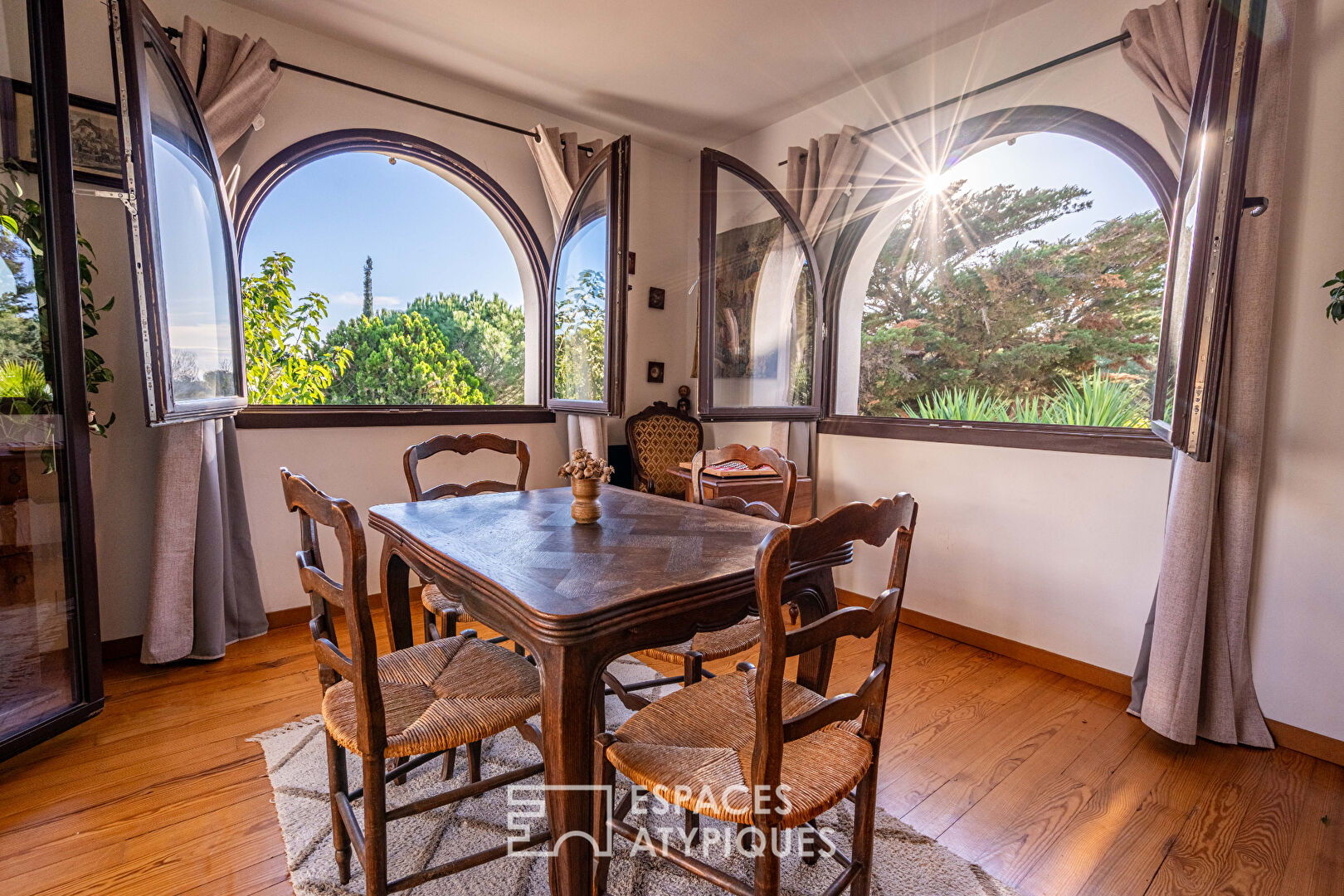 Belle villa à l&rsquo;esprit hacienda méditerranéen, nichée dans son écrin de verdure à deux pas de la mer