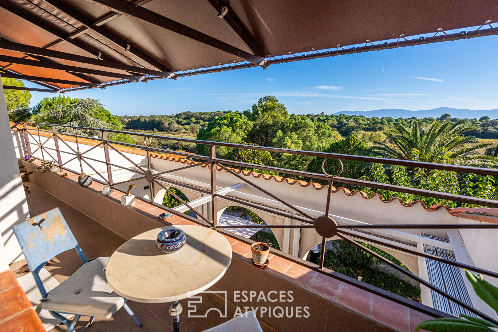 Belle villa à l&rsquo;esprit hacienda méditerranéen, nichée dans son écrin de verdure à deux pas de la mer