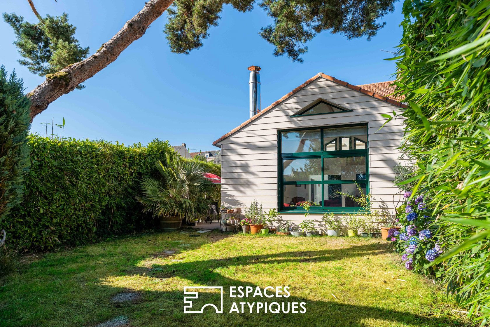 Basse-Indre : Charmante maison des années 30 au séjour cathédrale et joli jardin