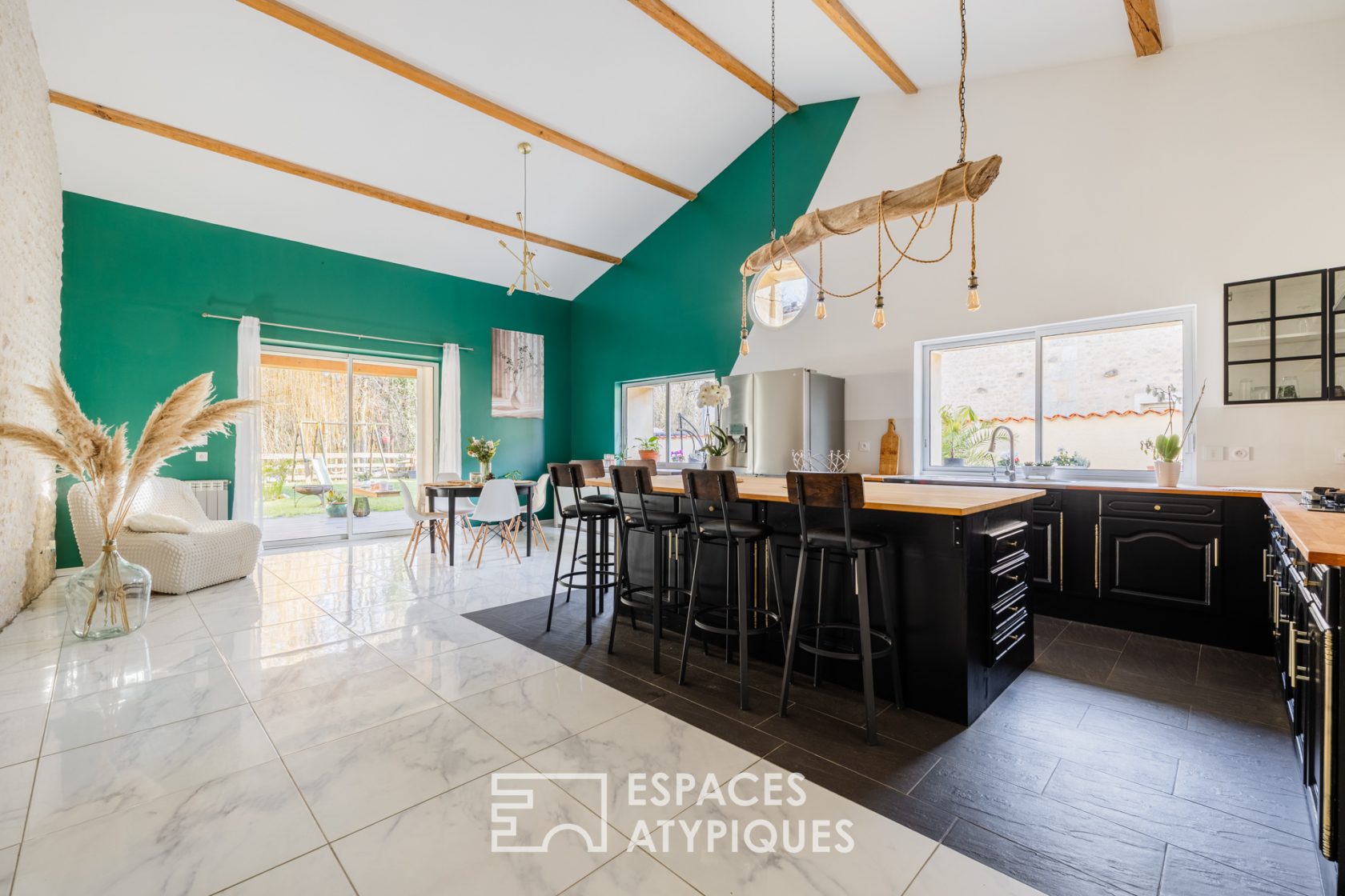 Former wine cellar, renovated, combining spaciousness and character