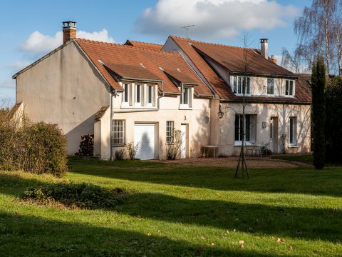 Propriété de charme avec box à chevaux et terrain de tennis