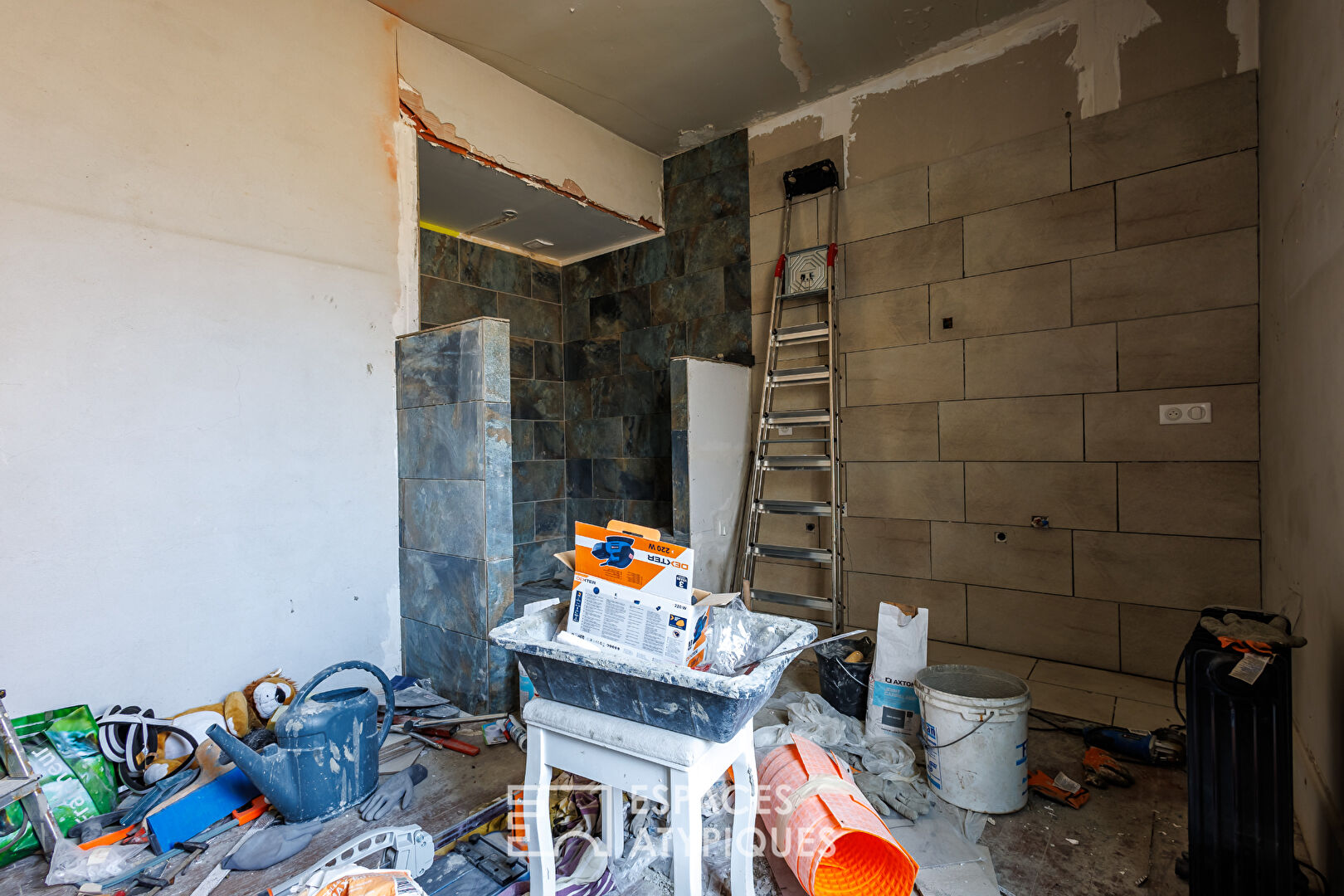 Character house to renovate with reception potential in the Baronnies