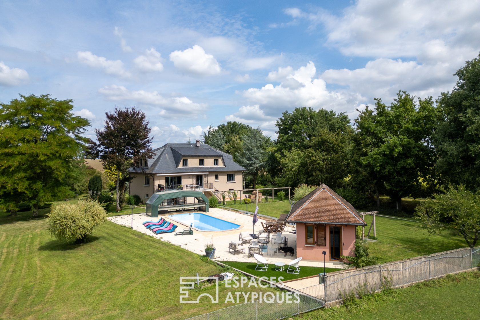 Renovated property with swimming pool and outbuildings on the outskirts of Metz