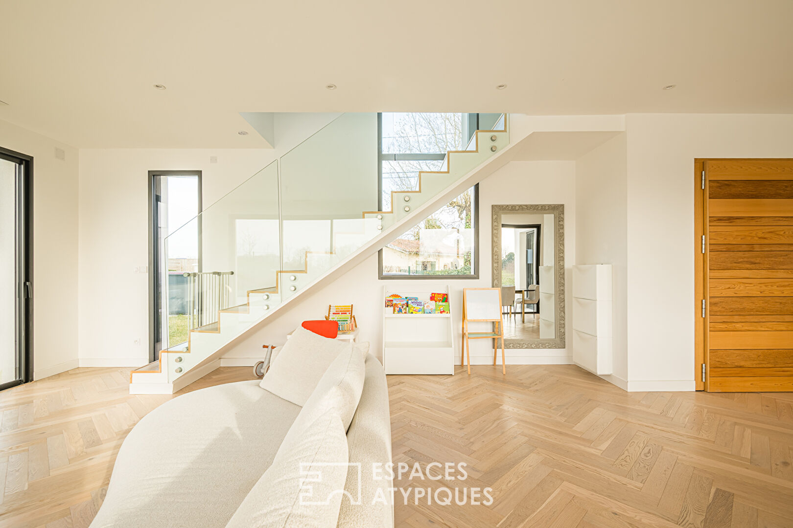 Contemporary flat-roofed house with swimming pool and garage