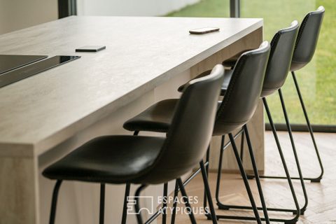 Contemporary flat-roofed house with swimming pool and garage