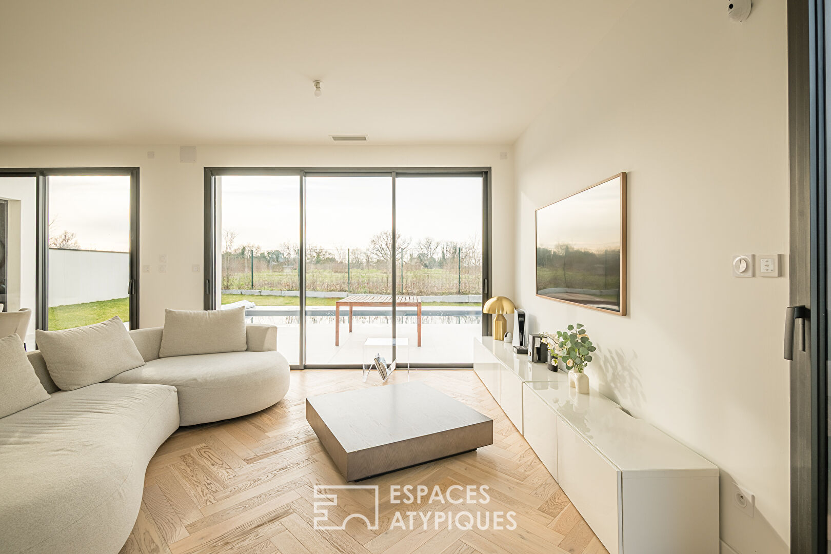 Contemporary flat-roofed house with swimming pool and garage