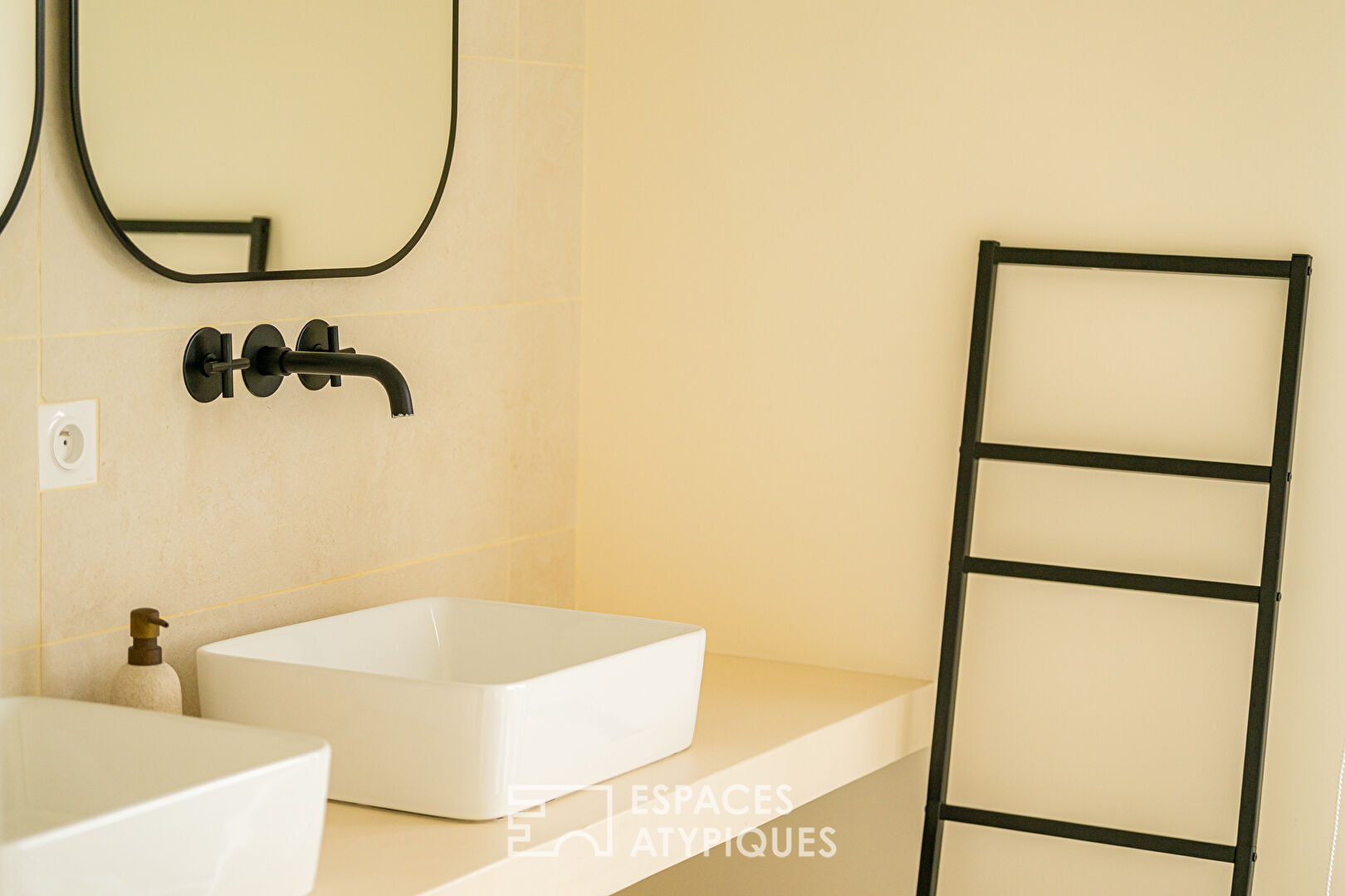 Contemporary flat-roofed house with swimming pool and garage